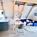 Group Near Ber Airport - 2 Private 아파트