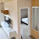 Group Near Ber Airport - 2 Private Appartamento