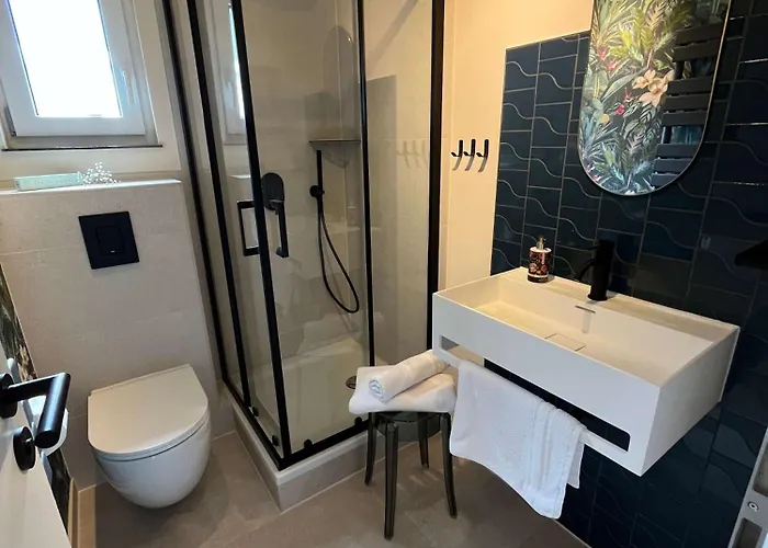 Group Stay Near Ber Airport - 2 Private Apartments Daire Berlin